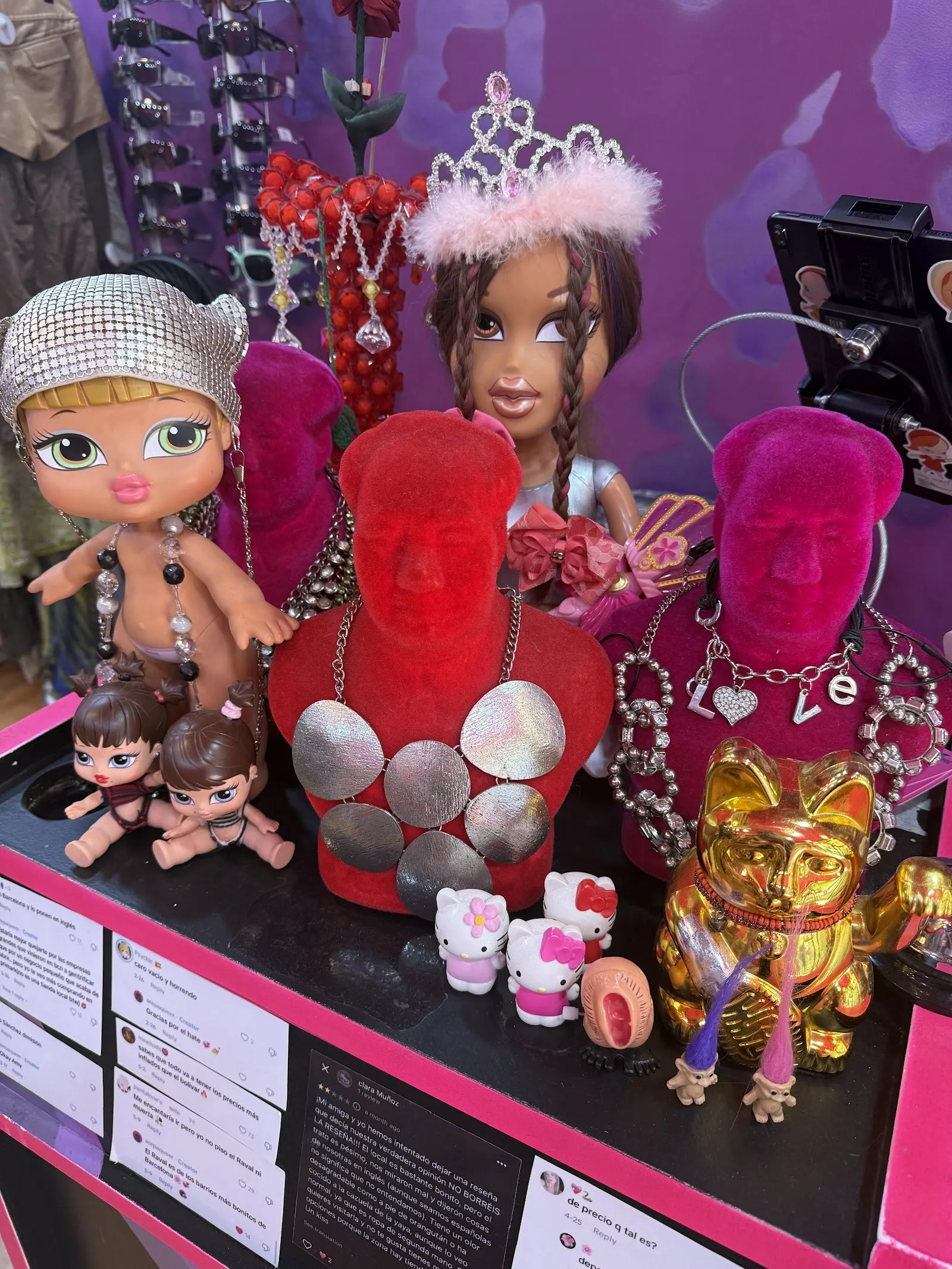 Escaparate con muñecas, una corona y figuras rosas